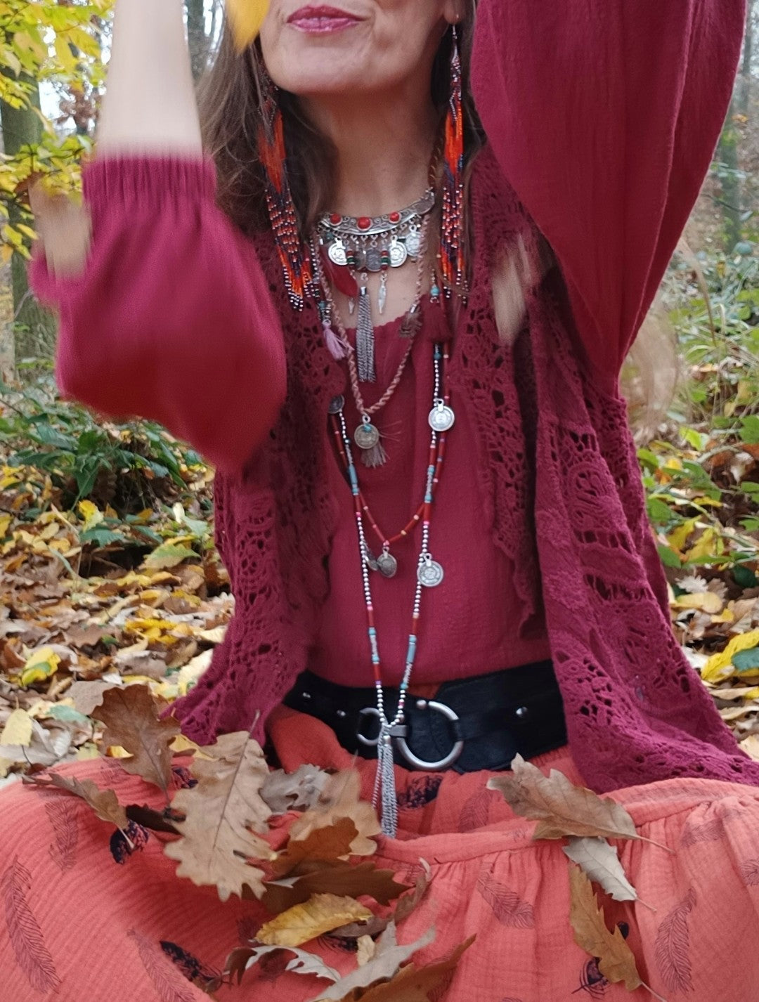 VESTA  V BOHO STYLU BORDO