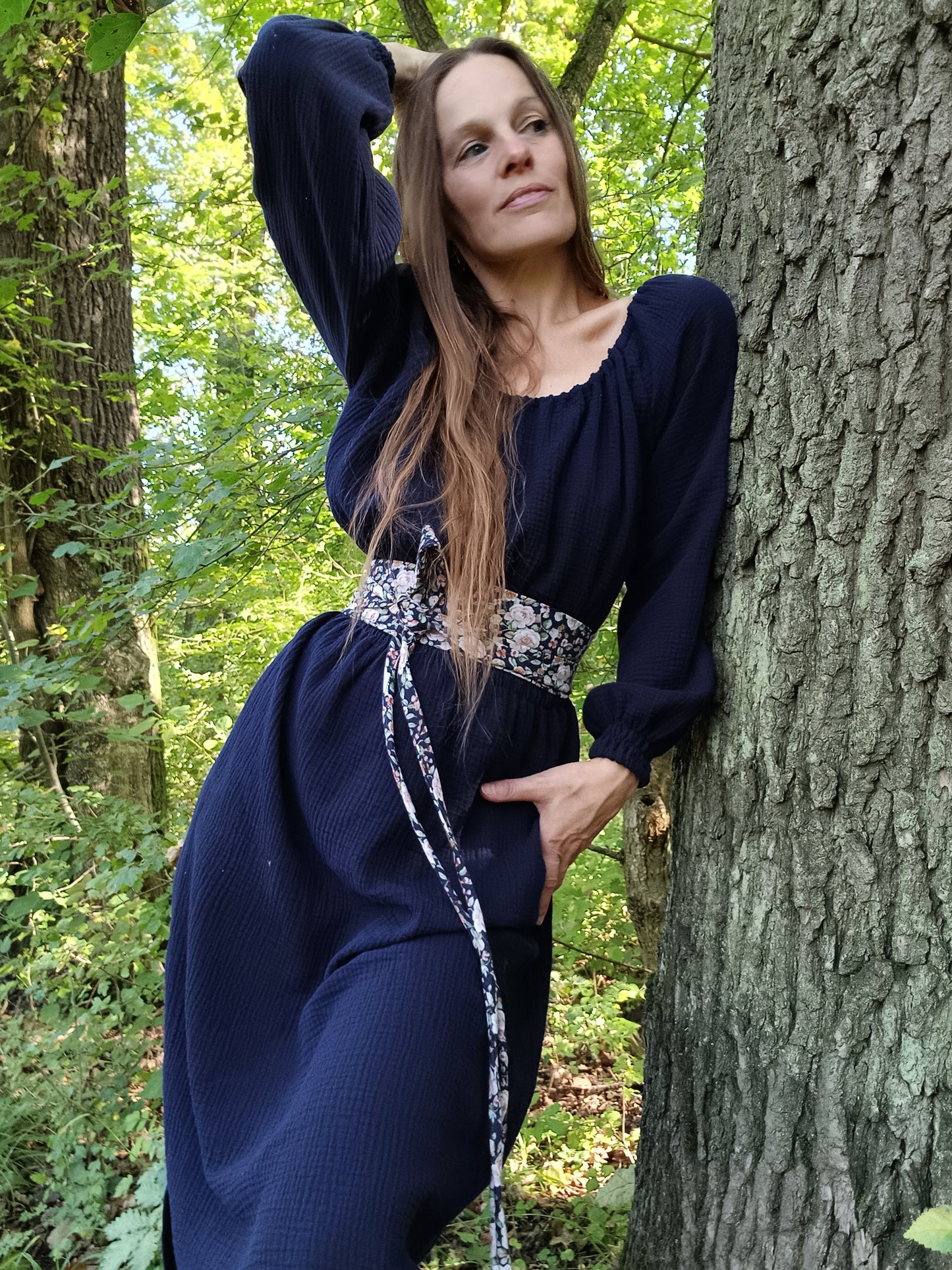 PŮLNOČNÍ MODRÉ ŠATY Z ORGANIC MUŠELÍNU