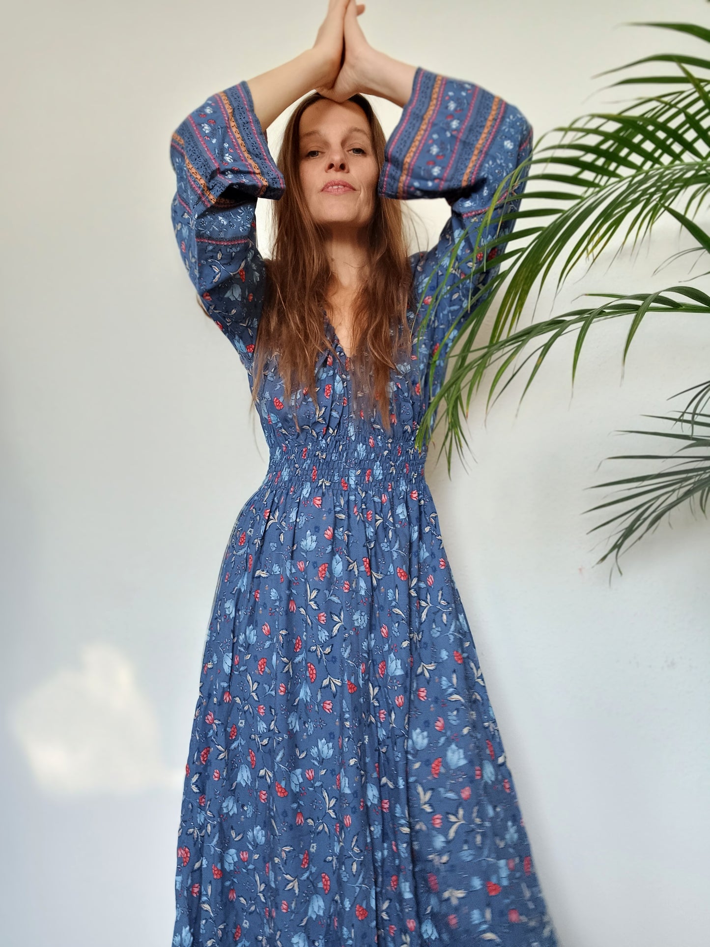 ÚCHVATNÉ MODRÉ MAXI ŠATY S BORDUROU