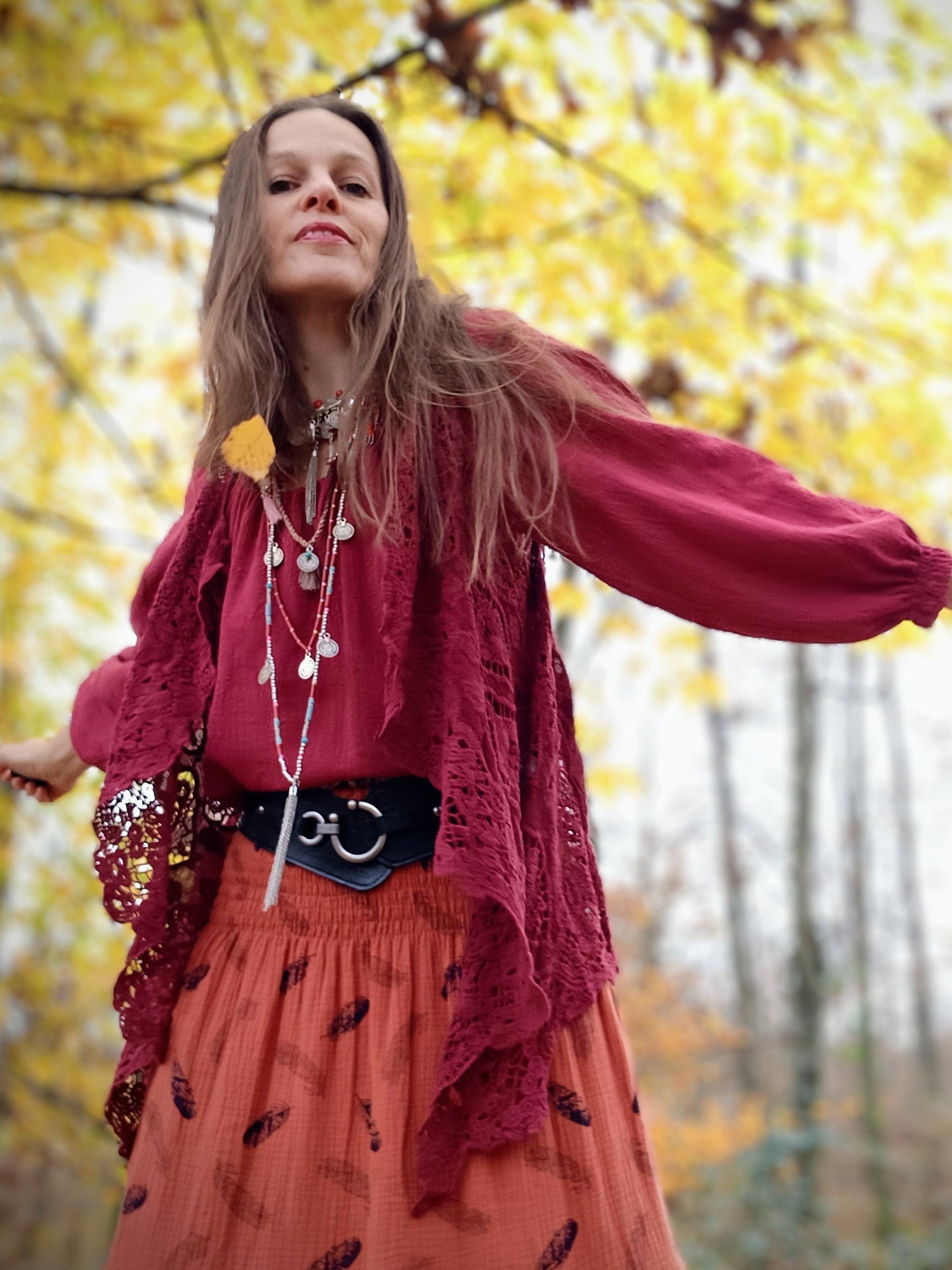VESTA  V BOHO STYLU BORDO