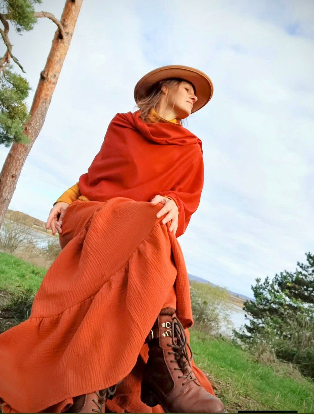 MAXI SUKNĚ KASKÁDOVITÁ