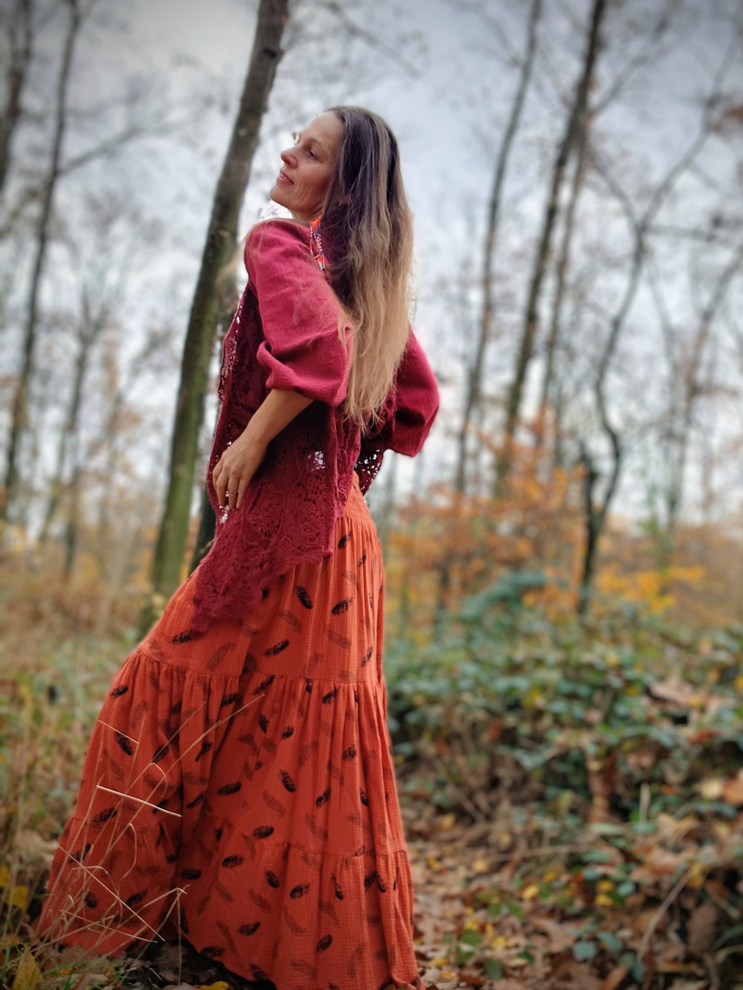 MAXI SUKNĚ PODZIM ORANŽOVÁ TMAVŠÍ S PÍRKY