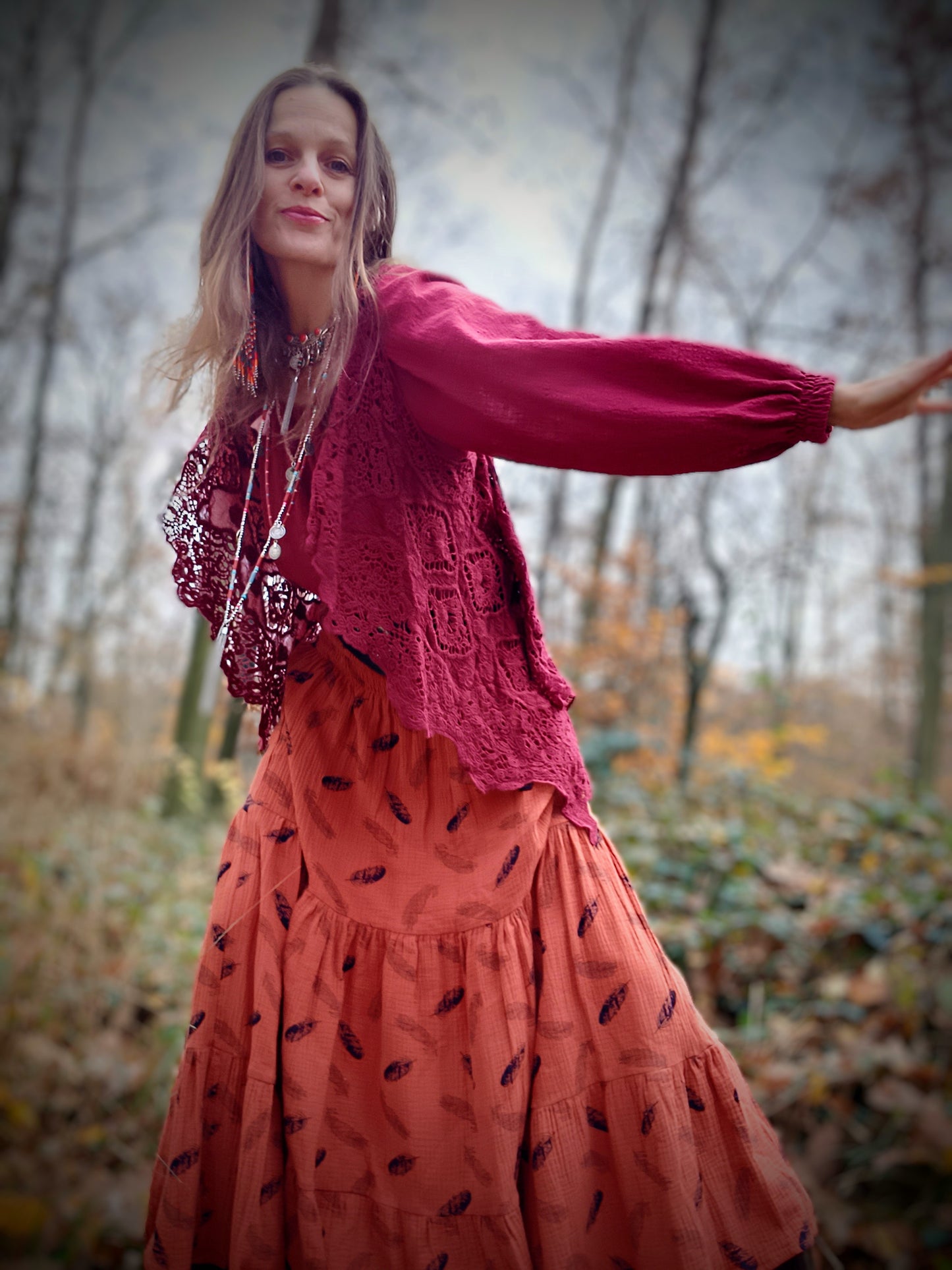 VESTA  V BOHO STYLU BORDO