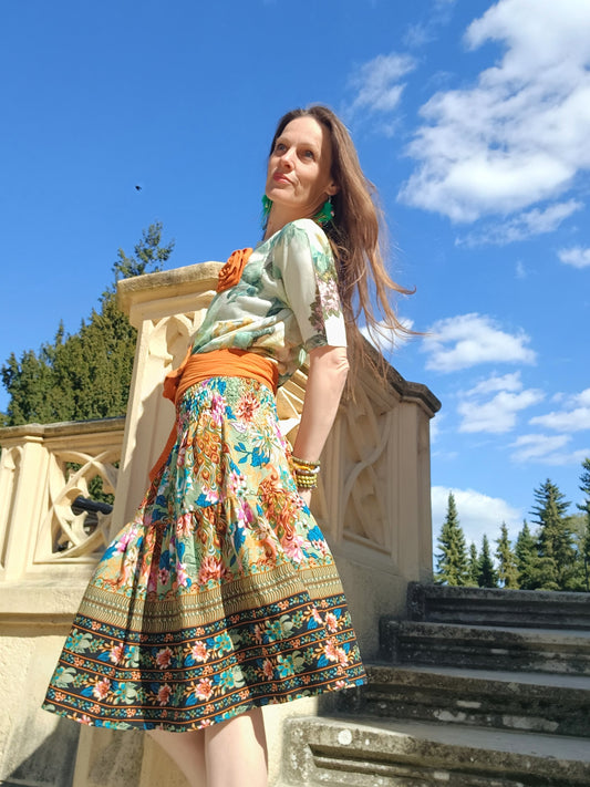 SUKÝNKA KRATŠÍ S PŘEKRASNOU BORDUROU