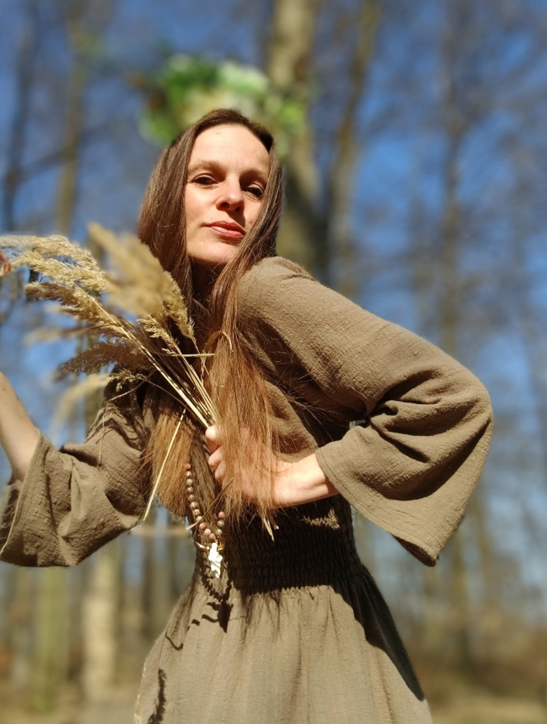 LESNÍ VÍLA V KHAKI ZELENÝCH MAXI ŠATECH