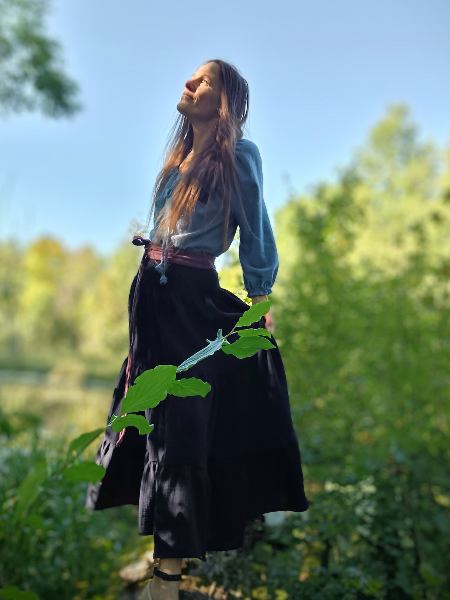 MUŠELÍNOVÁ MAXI SUKNĚ TEMNĚ MODRÁ NAD KOTNÍKY
