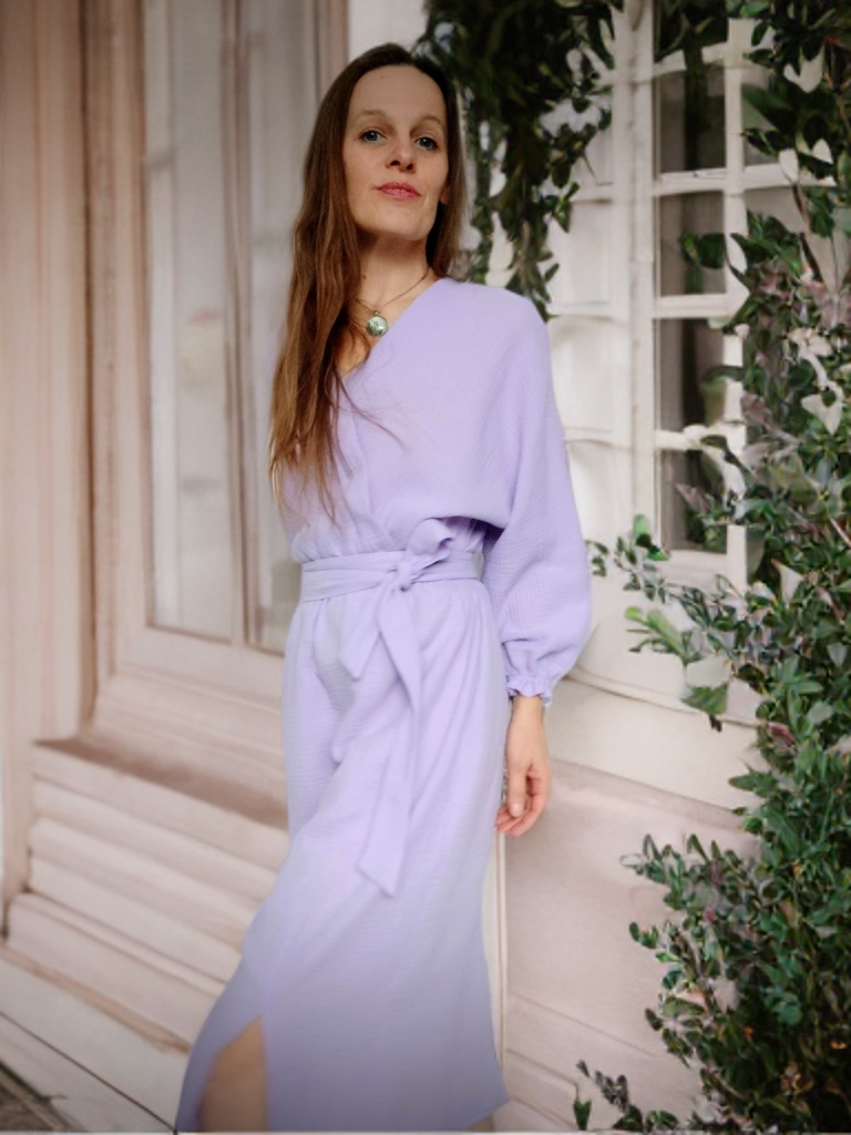 PŮVABNÉ MUŠELÍNOVÉ ŠATY LAVENDER