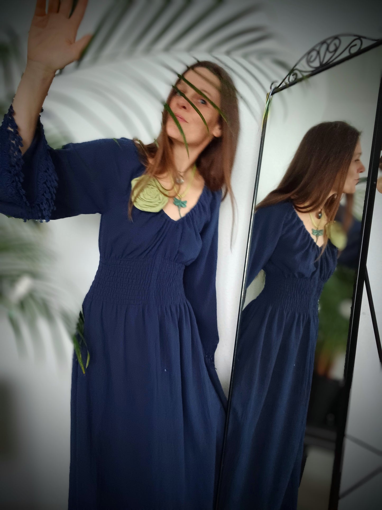 PŮLNOČNÍ MODRÁ V MAXI ŠATECH S KRAJKOU NA RUKÁVECH