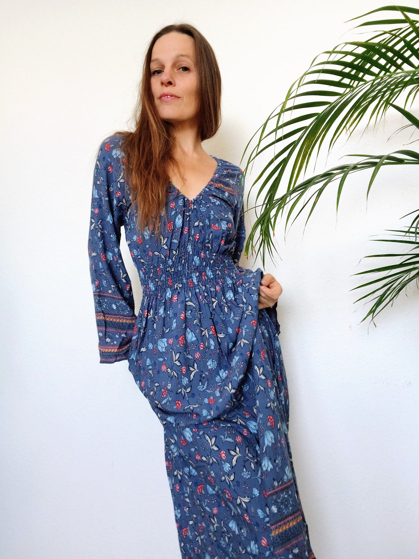 ÚCHVATNÉ MODRÉ MAXI ŠATY S BORDUROU