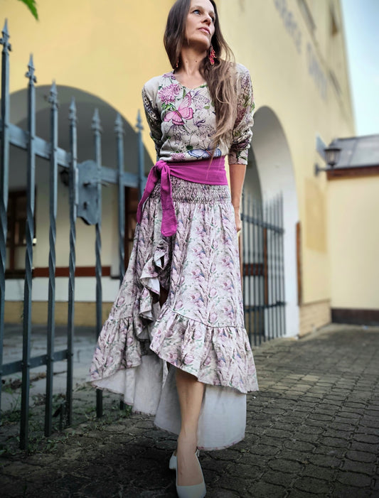 EXLUSÍVNÍ MAXI SUKNĚ S VYSOKÝM ROZPARKEM A BOHATÝM VOLÁNEM TISK