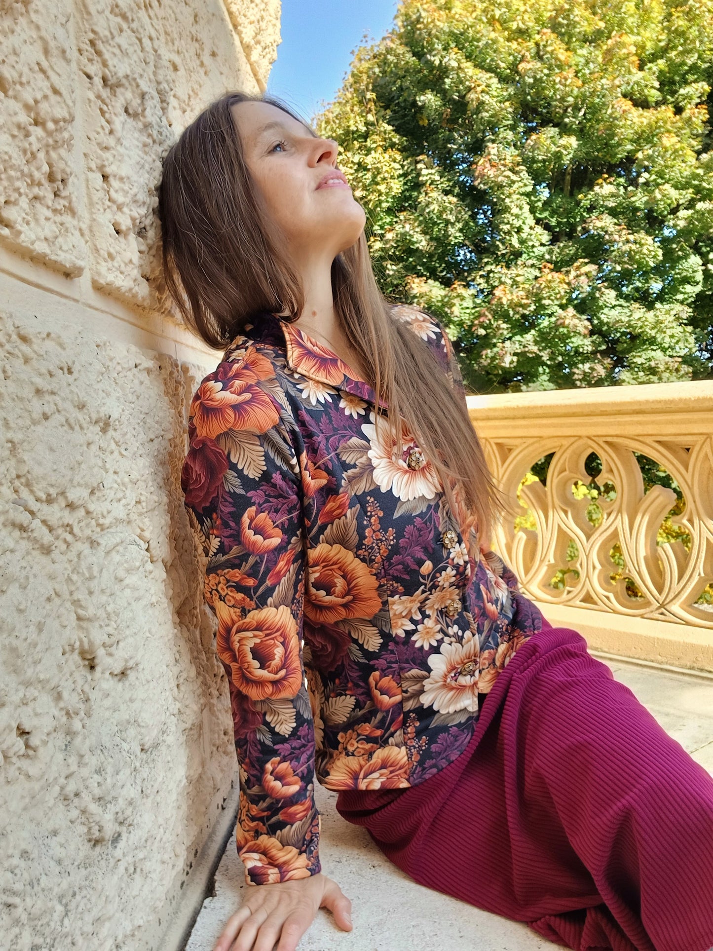 MANŠESTROVÁ SUKNĚ UŽŠÍHO STŘIHU BURGUNDSKÁ