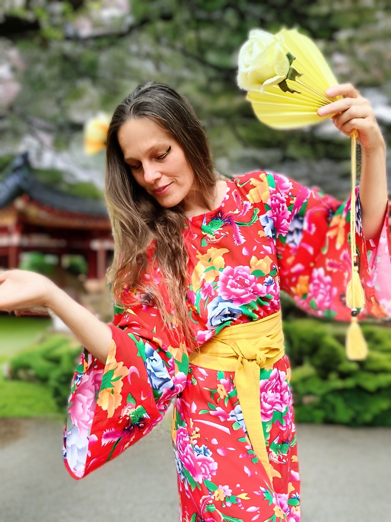 ÚCHVATNÉ ŠATY V JAPONSKÉM STYLU ČERVENÉ