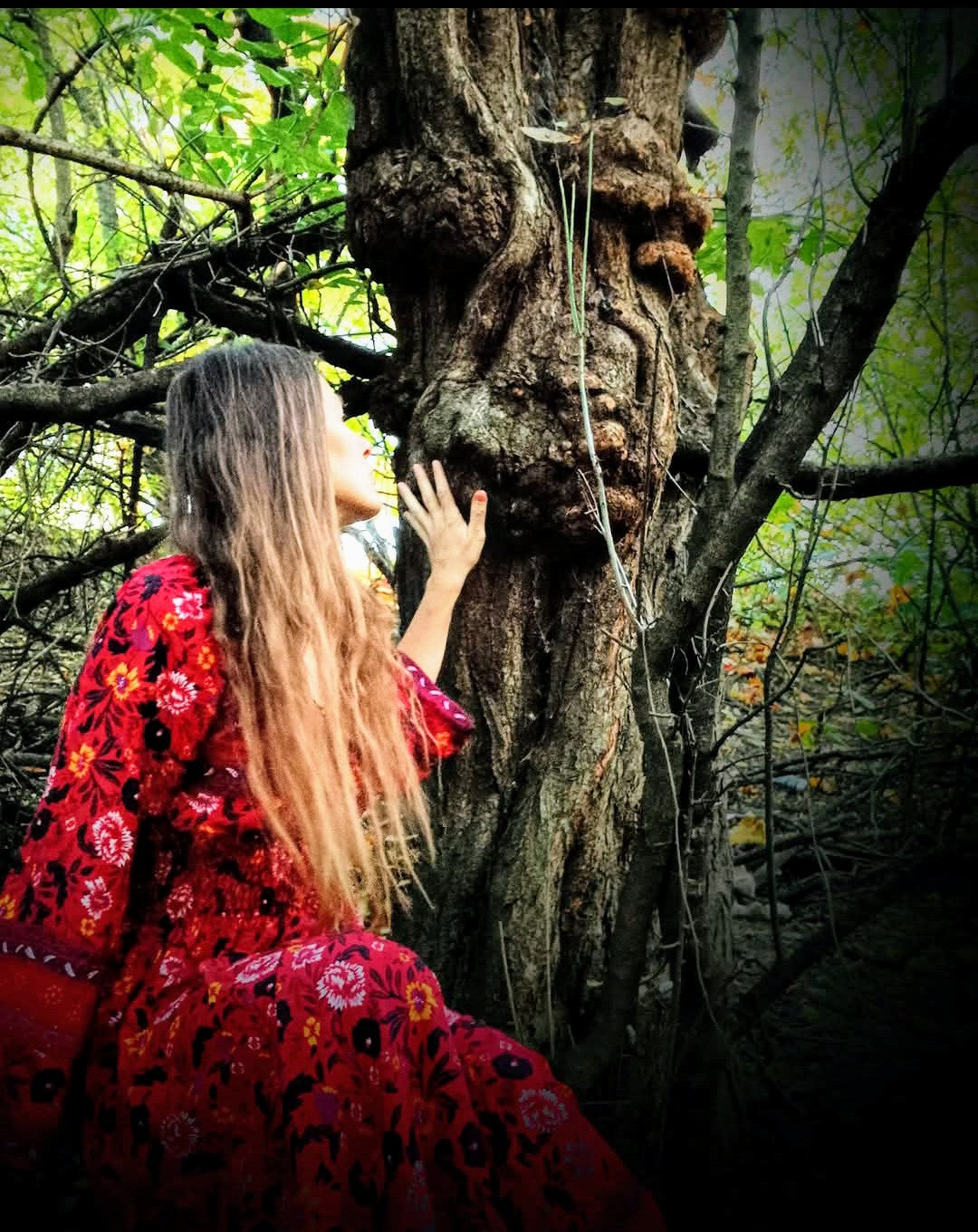 EXLUSÍVNÍ BOHO ŠATY SYTÁ ČERVENÁ S BORDUROU V DÉLCE A NA RUKÁVECH