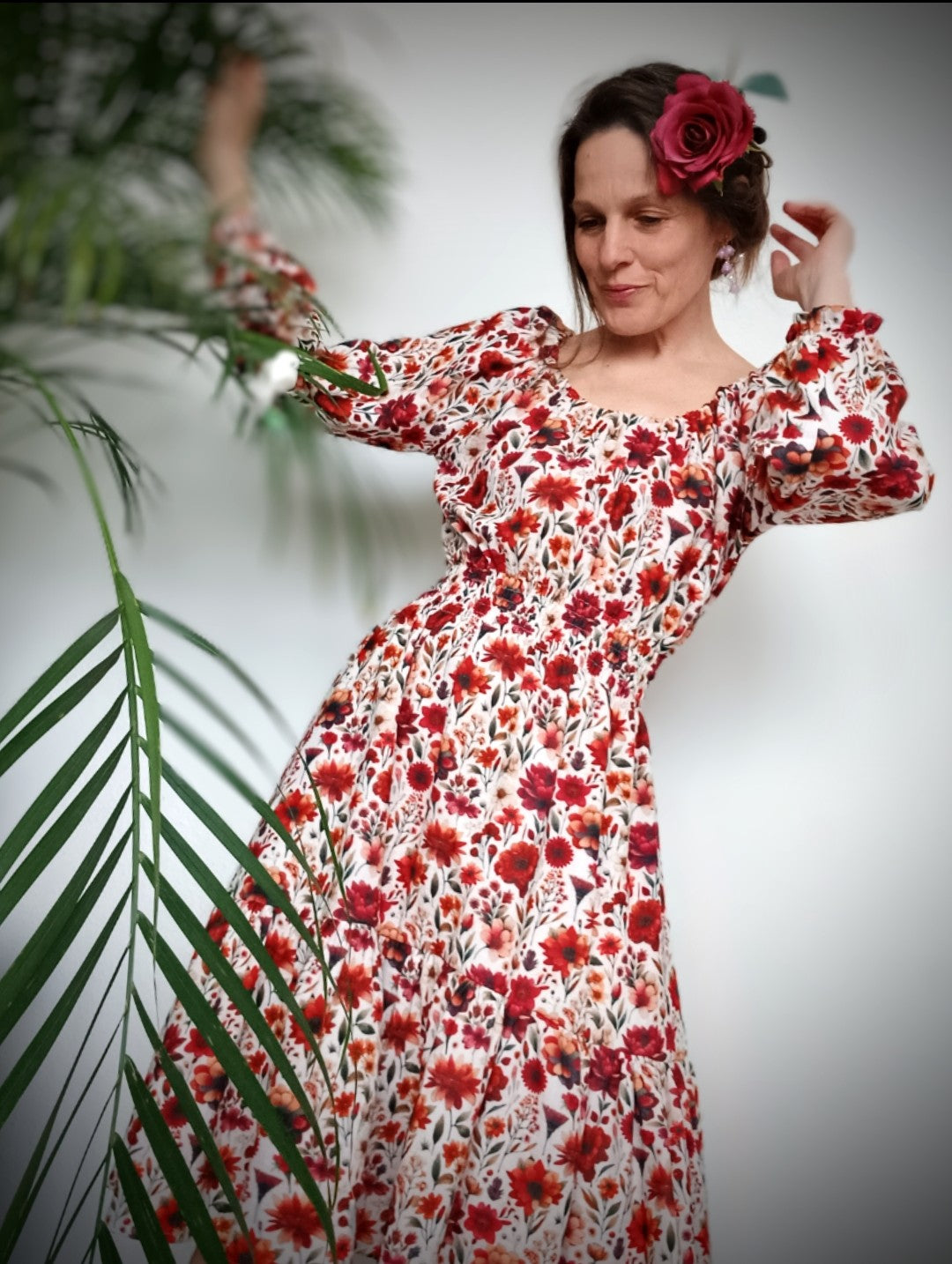 ŠATIČKY S VOLÁNKEM V KRATŠI DÉLCE -ČERVENÉ KVĚTY