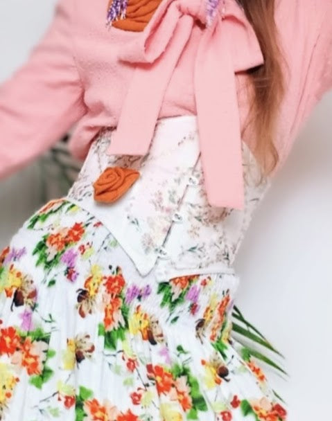 KORZET ŠNĚROVACÍ ,VYŠÍVANÉ JEMNÉ KVĚTINY