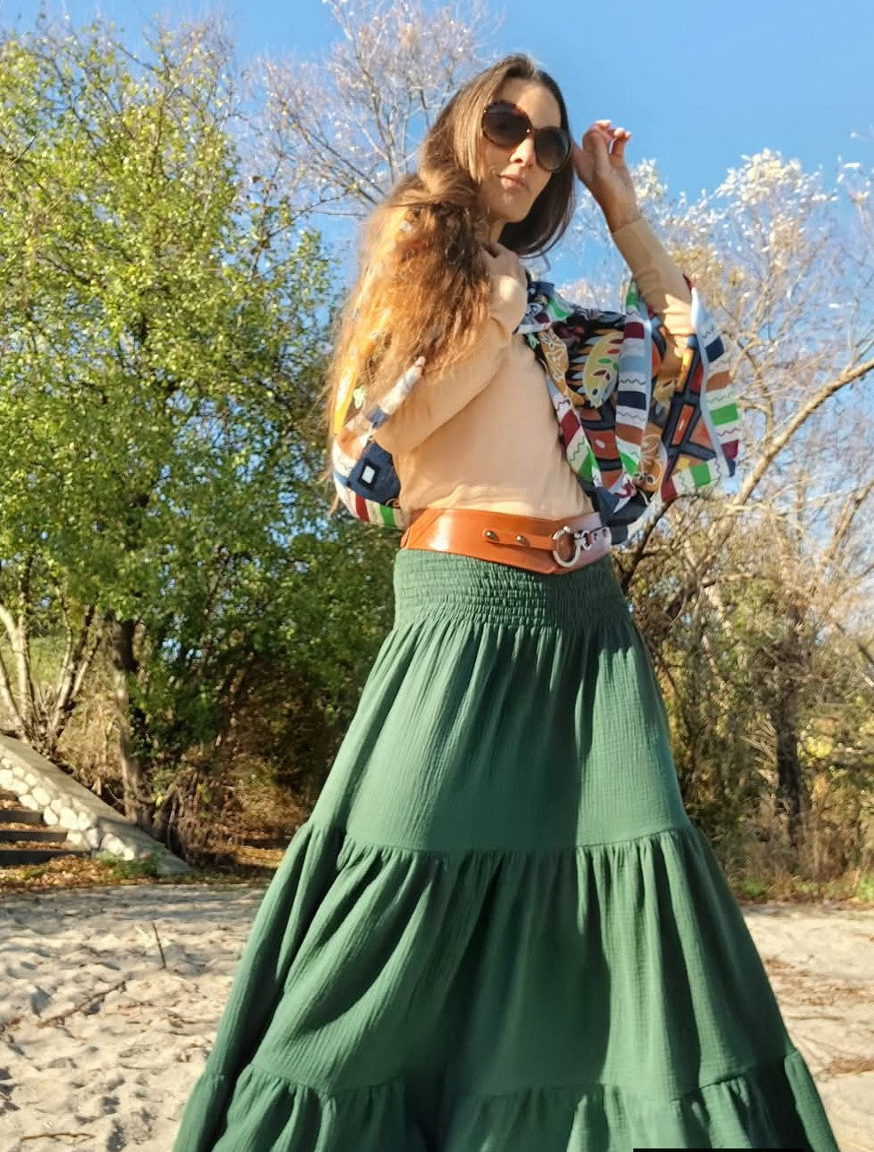 MUŠELÍNOVÁ KASKÁDOVITÁ SUKNĚ LESNÍ ZELENÁ