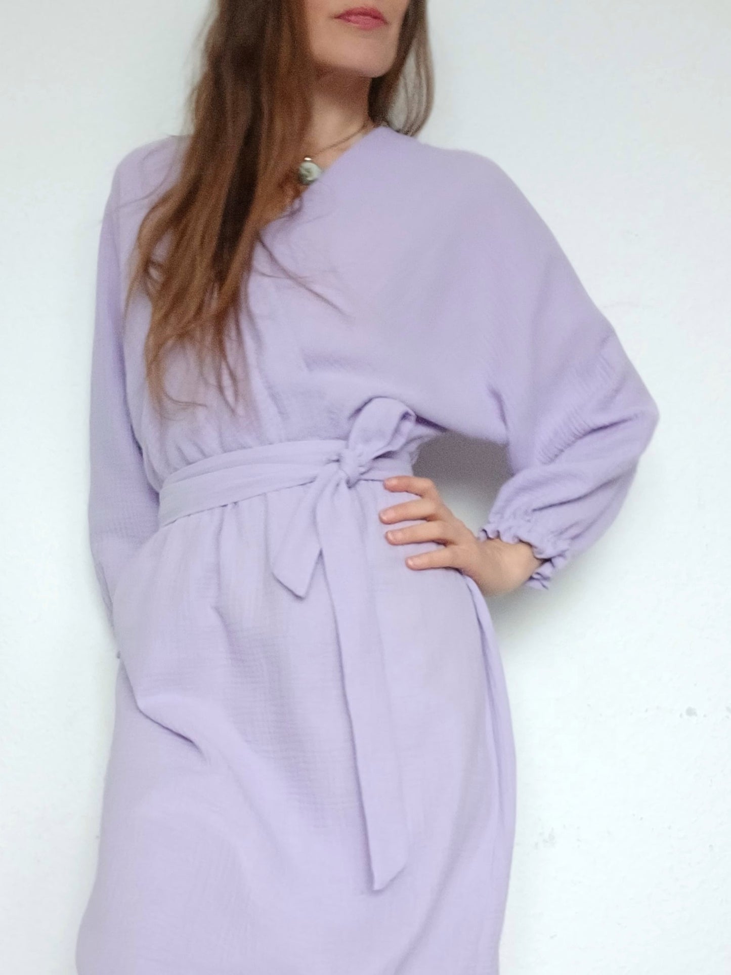 PŮVABNÉ MUŠELÍNOVÉ ŠATY LAVENDER