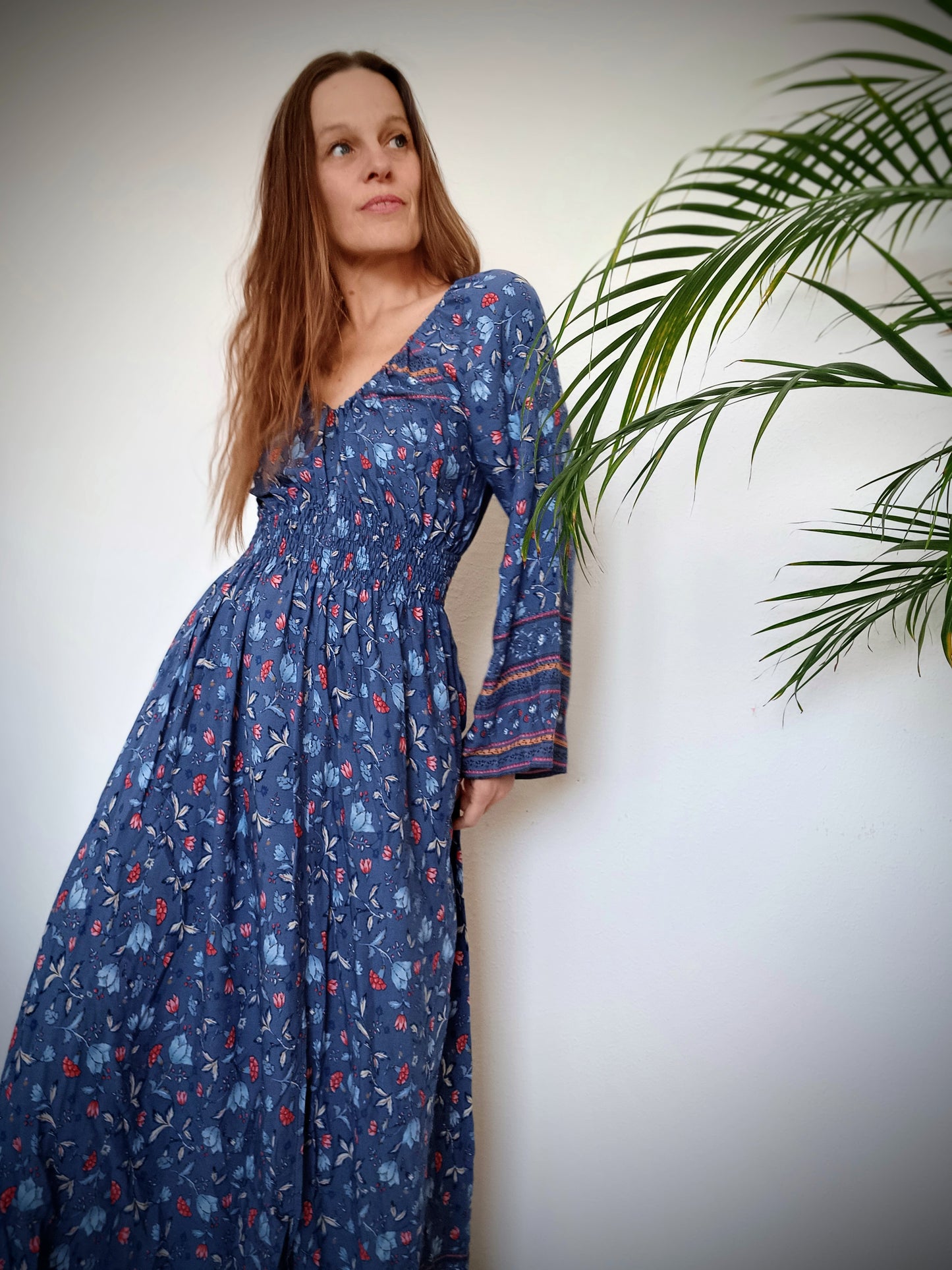 ÚCHVATNÉ MODRÉ MAXI ŠATY S BORDUROU