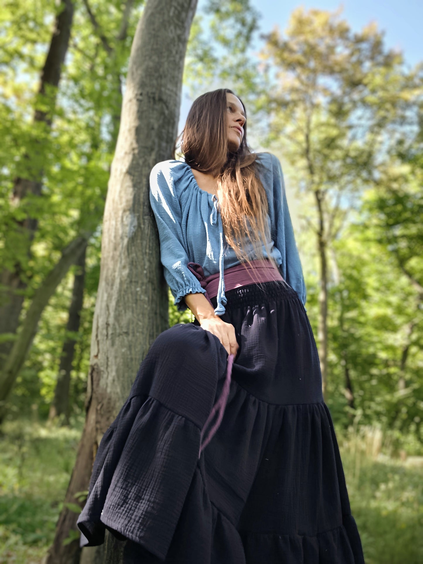 MUŠELÍNOVÁ MAXI SUKNĚ TEMNĚ MODRÁ NAD KOTNÍKY