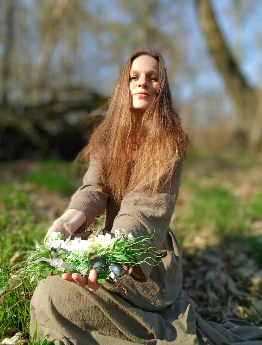 LESNÍ VÍLA V KHAKI ZELENÝCH MAXI ŠATECH