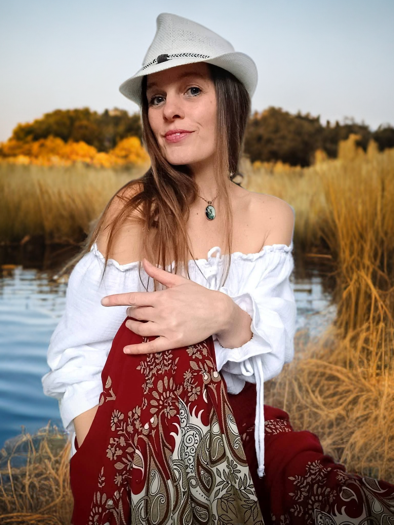 PŮVABNÁ ROMANTICKÁ BOHO HALENKA BÍLÁ MUŠELÍNOVÁ