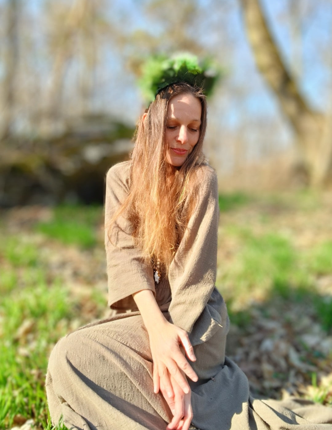 LESNÍ VÍLA V KHAKI ZELENÝCH MAXI ŠATECH