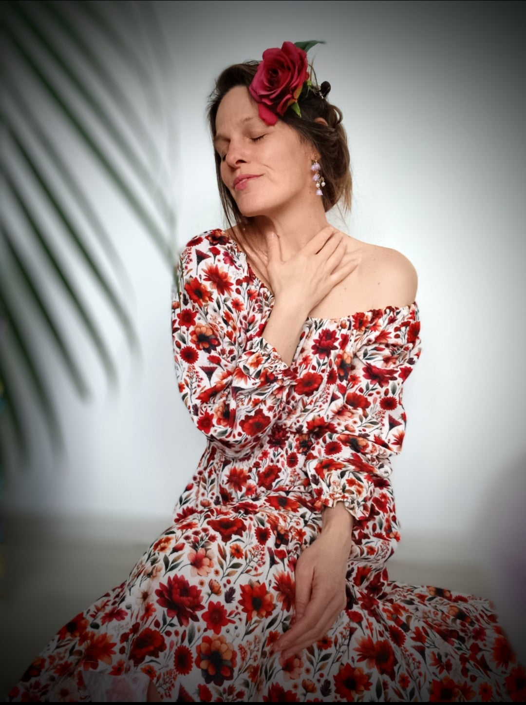 ŠATIČKY S VOLÁNKEM V KRATŠI DÉLCE -ČERVENÉ KVĚTY