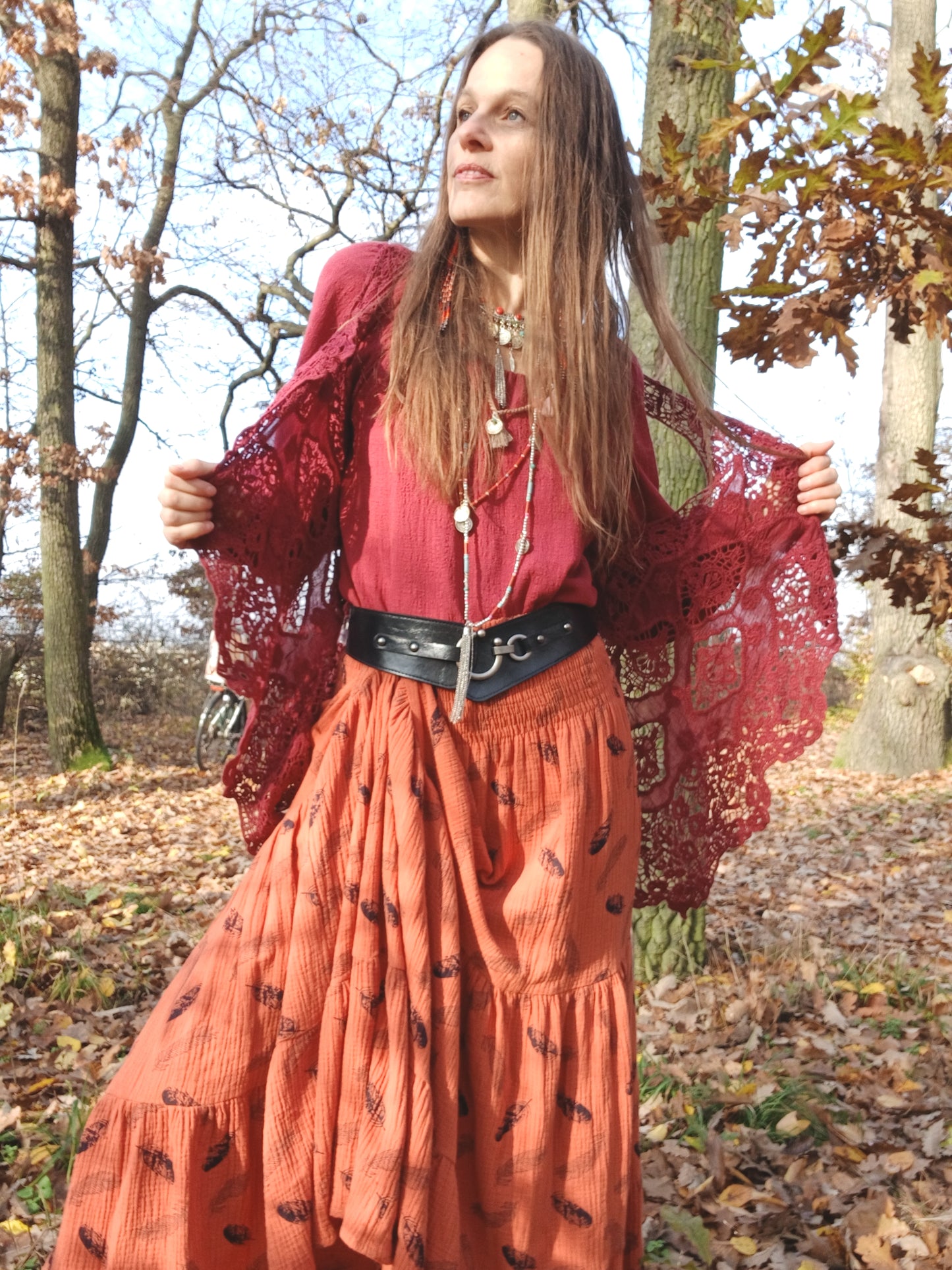 VESTA  V BOHO STYLU BORDO