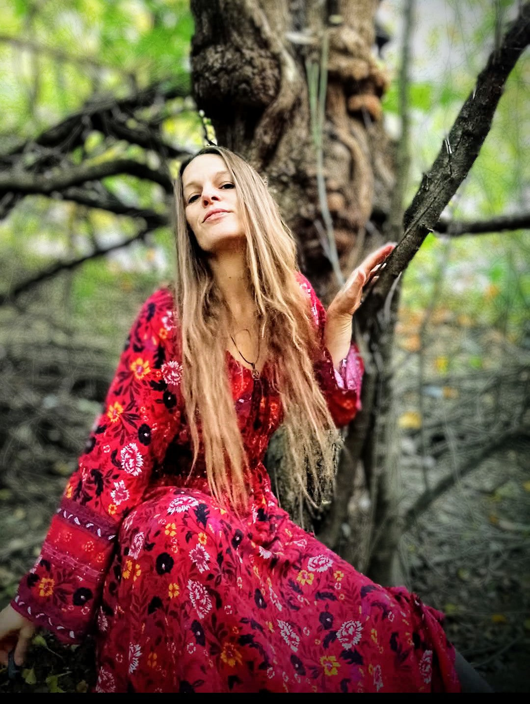 EXLUSÍVNÍ BOHO ŠATY SYTÁ ČERVENÁ S BORDUROU V DÉLCE A NA RUKÁVECH