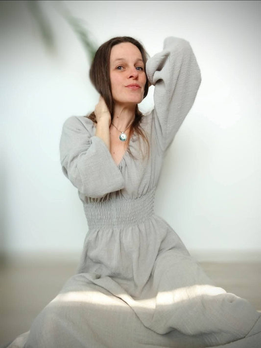 PŮVABNÉ MAXI ŠATY Z MĚKČENÉHO LNU -ŠEDOSTŘÍBRNÉ