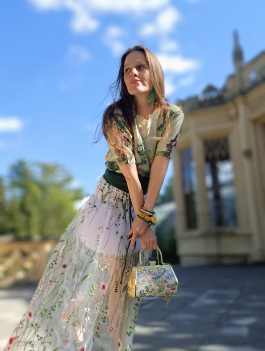 STYLOVÁ SUKÝNKA PRŮSVITNÁ S VYŠIVANÝM VZOREM