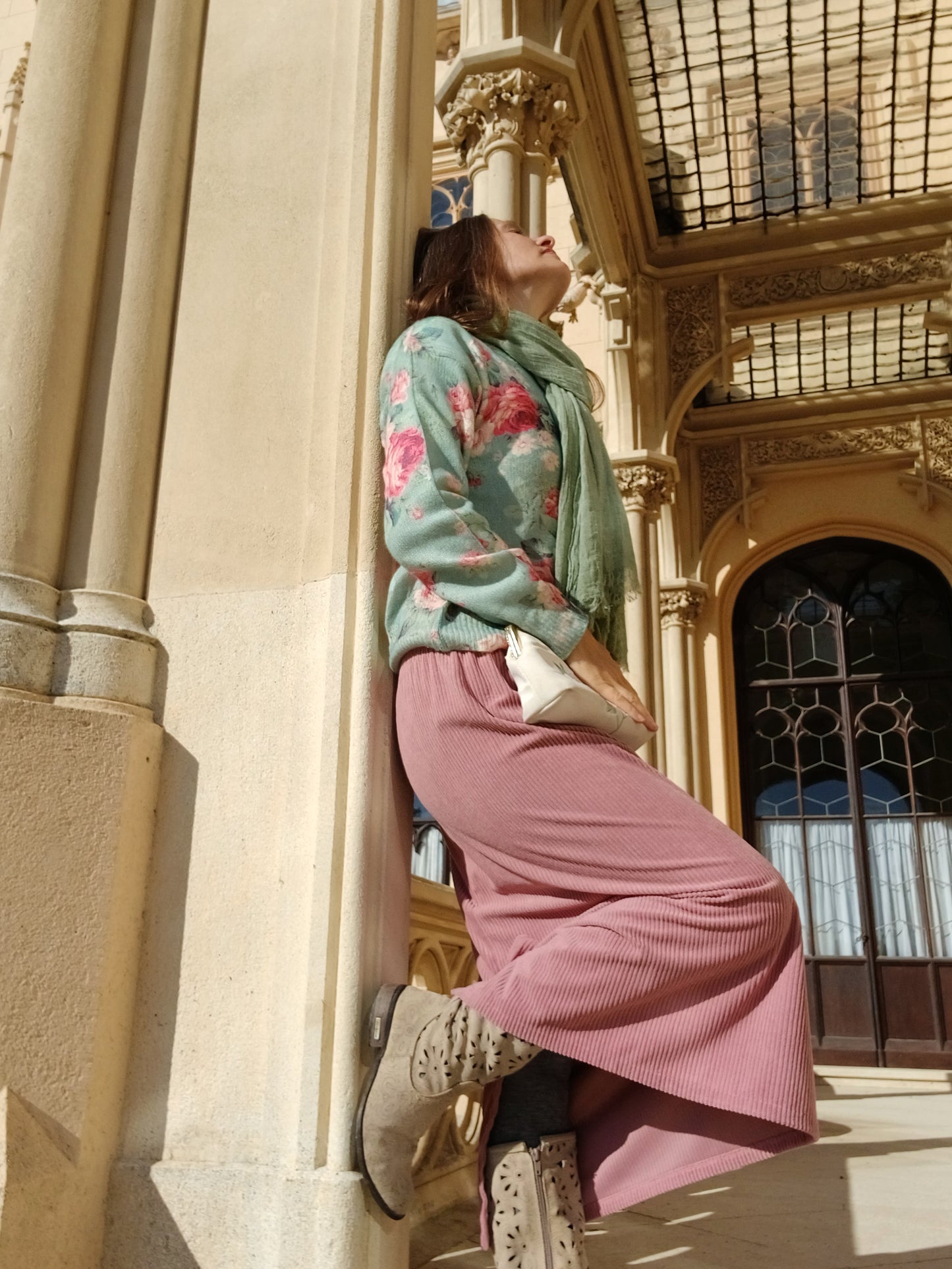 MANŠESTROVÁ SUKNĚ UŽŠÍHO STŘIHU STARORŮŽOVÁ