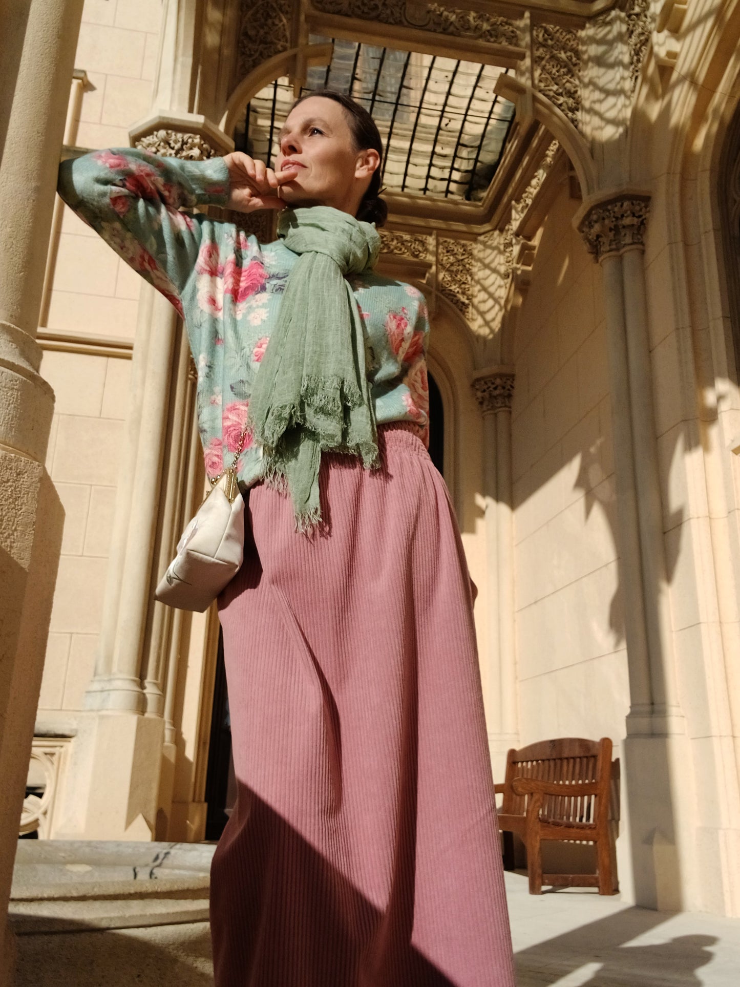 MANŠESTROVÁ SUKNĚ UŽŠÍHO STŘIHU STARORŮŽOVÁ