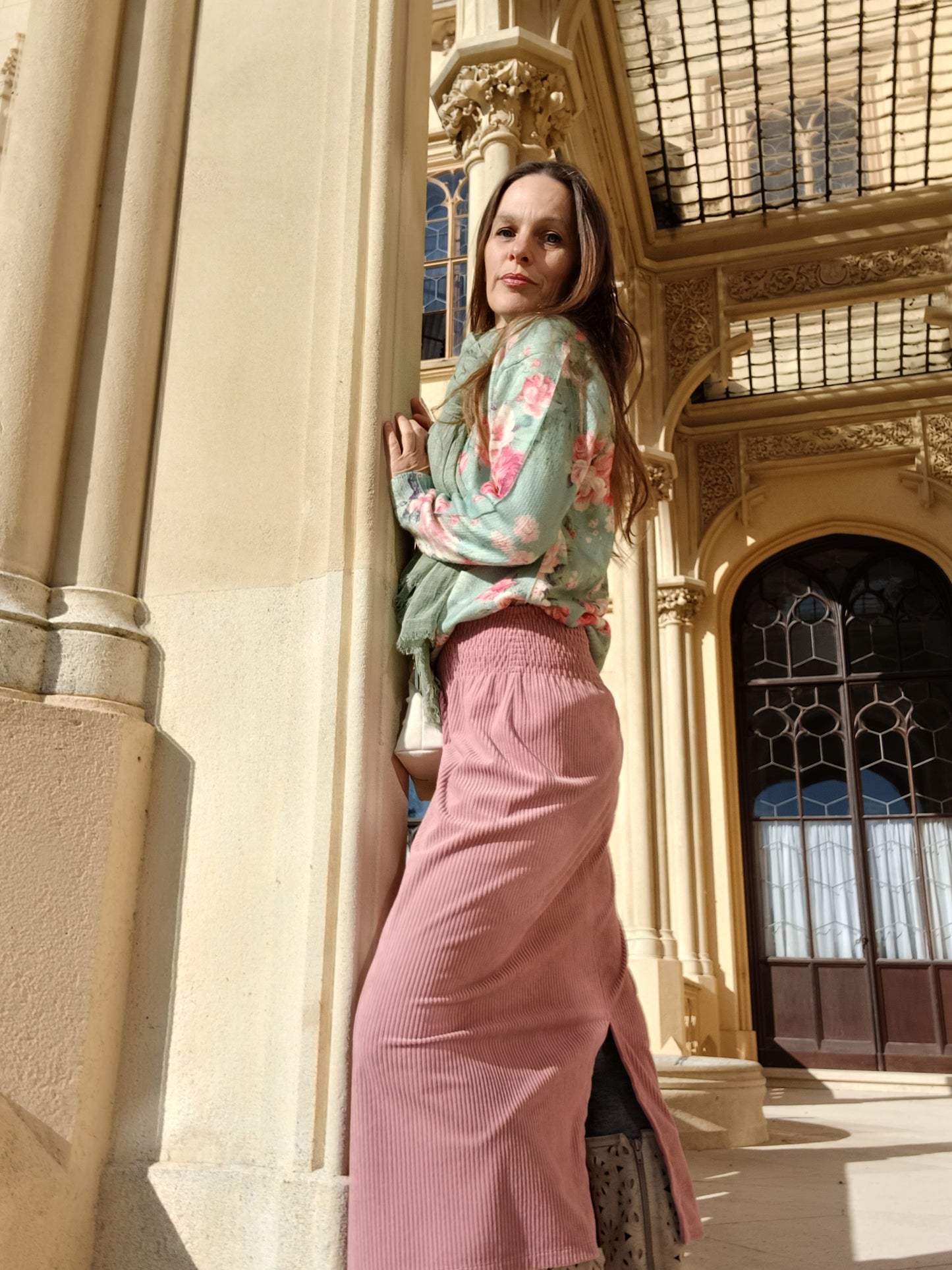 MANŠESTROVÁ SUKNĚ UŽŠÍHO STŘIHU STARORŮŽOVÁ