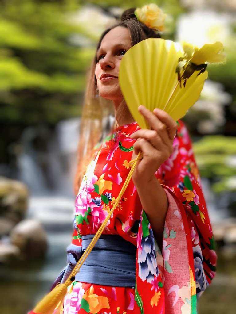 ÚCHVATNÉ ŠATY V JAPONSKÉM STYLU ČERVENÉ