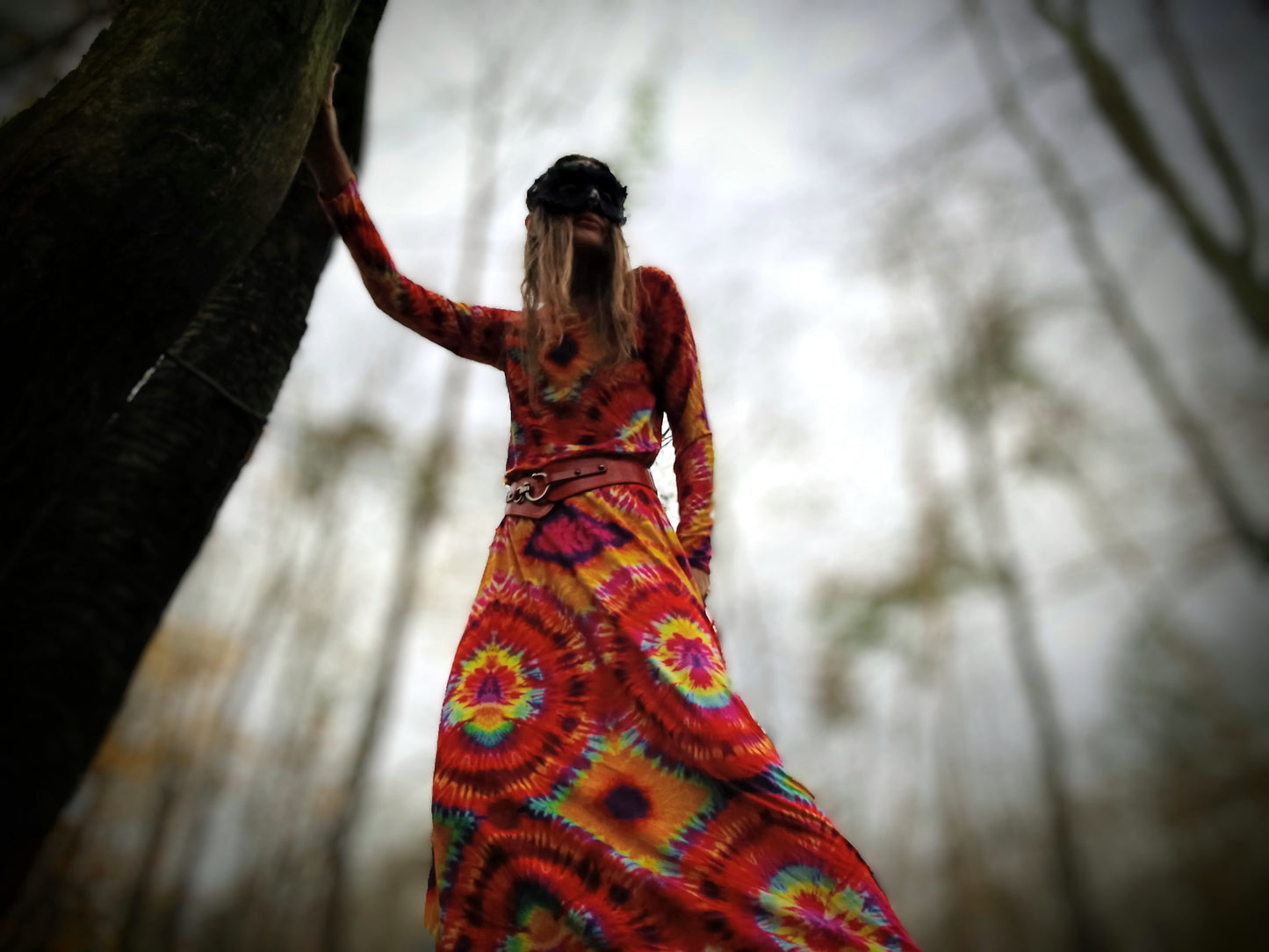 ÚCHVATNÉ  DIVOKÉ MAXI ŠATY BATIKA S OPASKEM