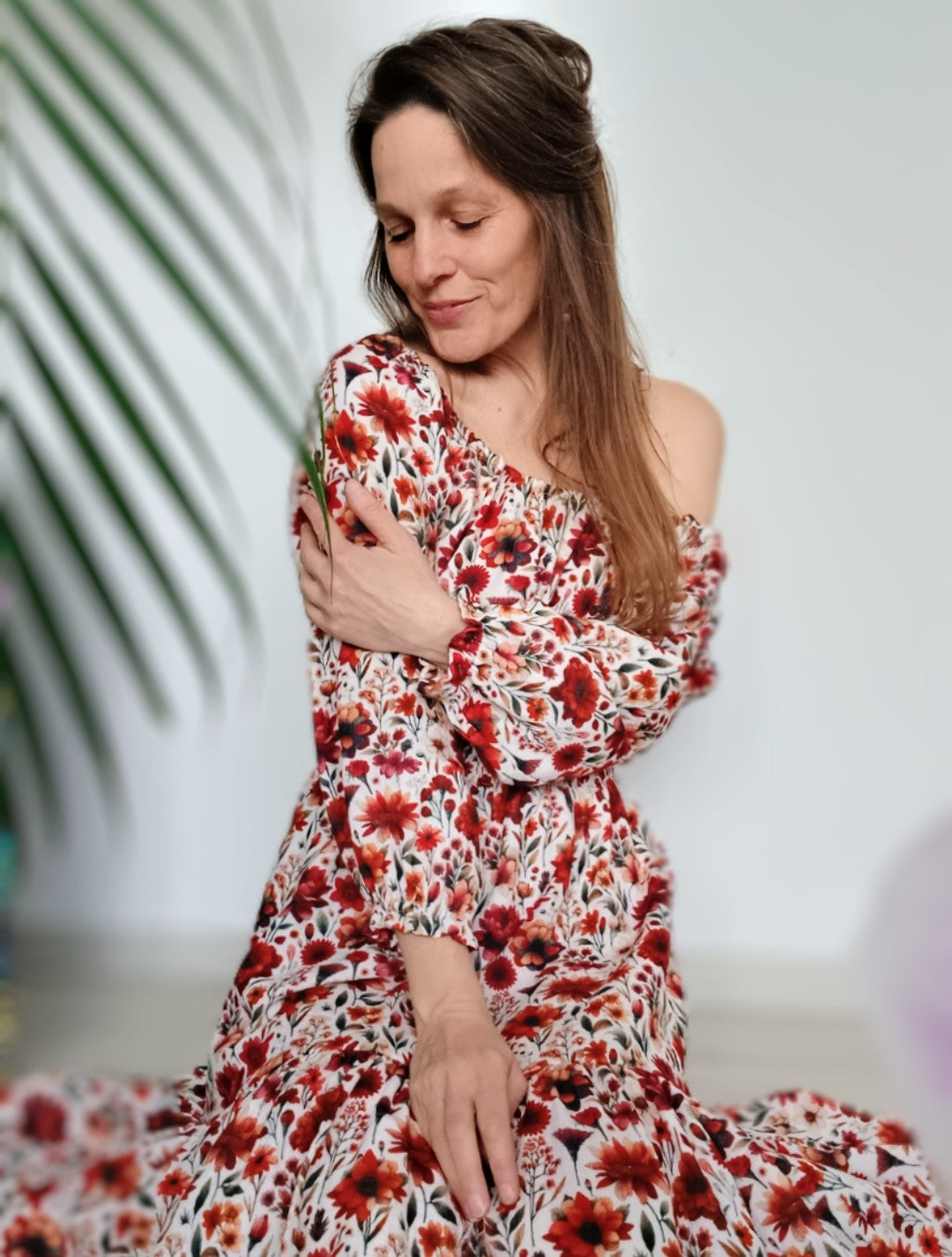 ŠATIČKY S VOLÁNKEM V KRATŠI DÉLCE -ČERVENÉ KVĚTY