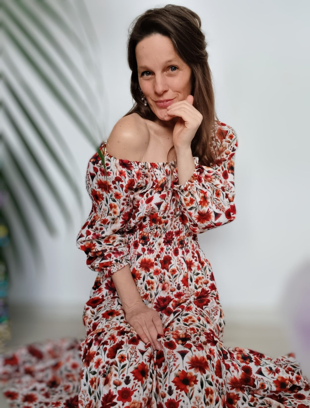 ŠATIČKY S VOLÁNKEM V KRATŠI DÉLCE -ČERVENÉ KVĚTY