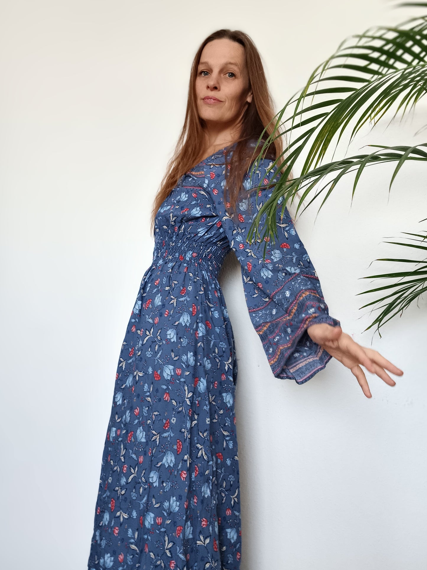 ÚCHVATNÉ MODRÉ MAXI ŠATY S BORDUROU