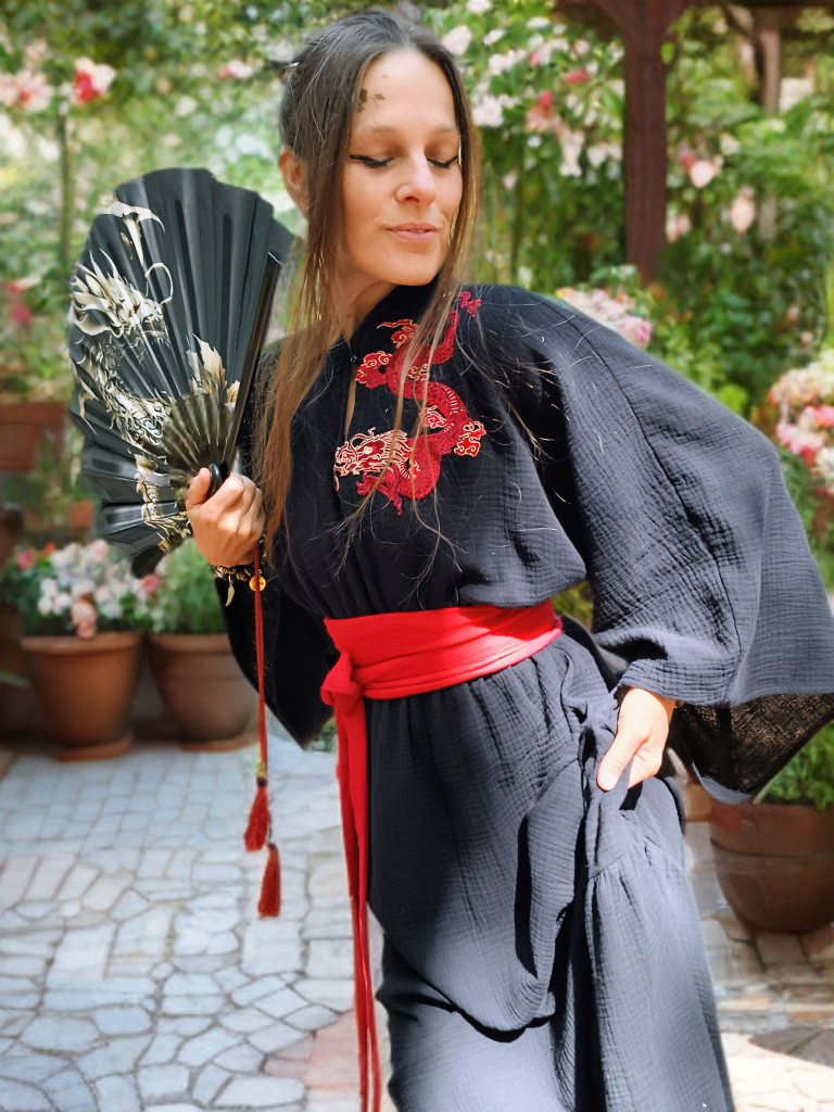 ŠATY S ČERVENÝM DRAKEM JAPONSKÉ