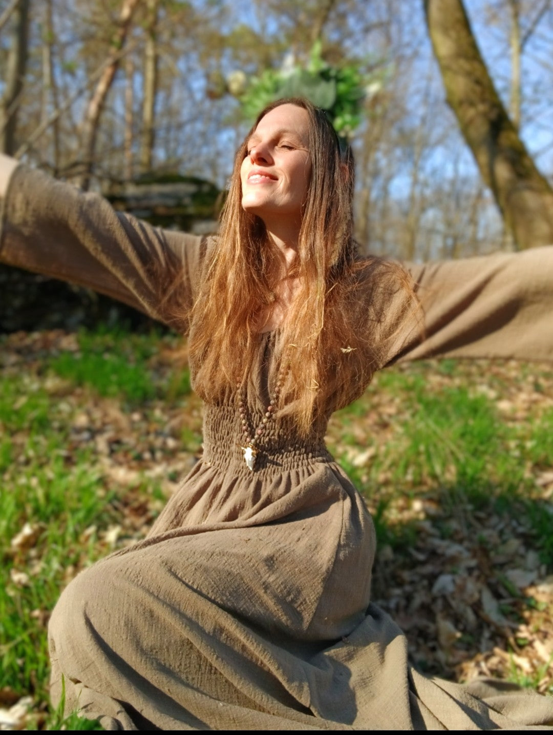 LESNÍ VÍLA V KHAKI ZELENÝCH MAXI ŠATECH