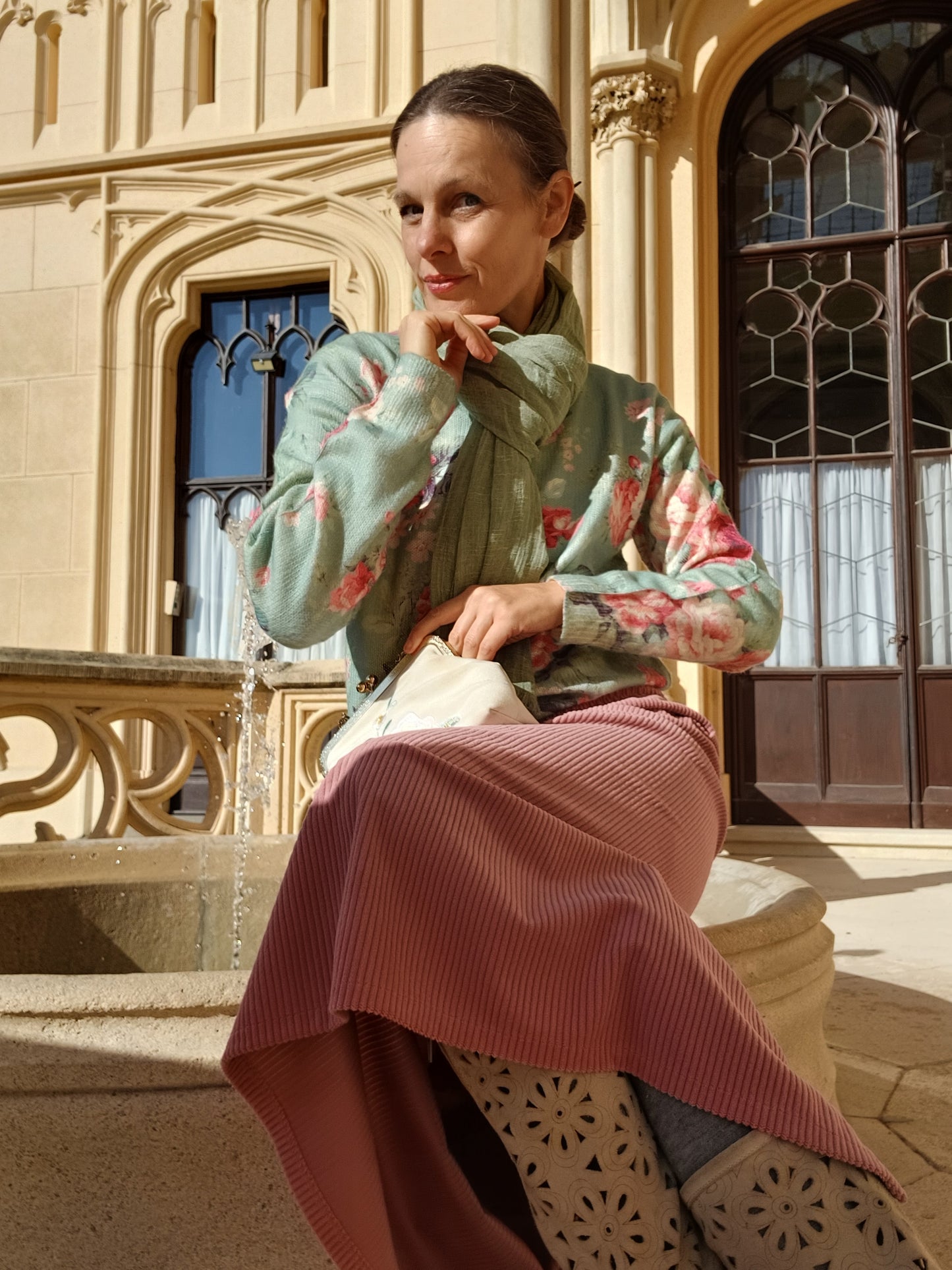 MANŠESTROVÁ SUKNĚ UŽŠÍHO STŘIHU STARORŮŽOVÁ