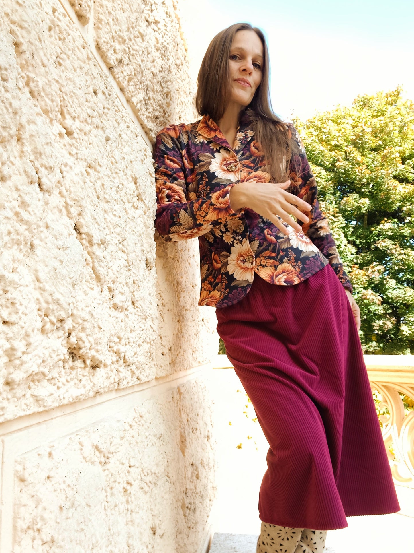 MANŠESTROVÁ SUKNĚ UŽŠÍHO STŘIHU BURGUNDSKÁ