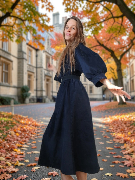 PŮLNOČNÍ MODRÉ MANŠESTROVÉ ŠATIČKY S OPASKEM