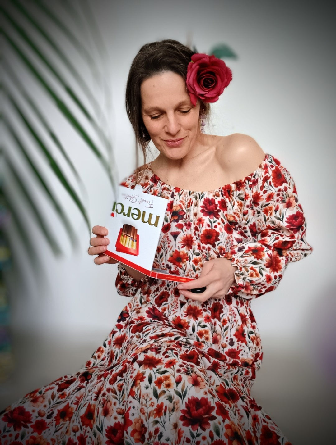 ŠATIČKY S VOLÁNKEM V KRATŠI DÉLCE -ČERVENÉ KVĚTY