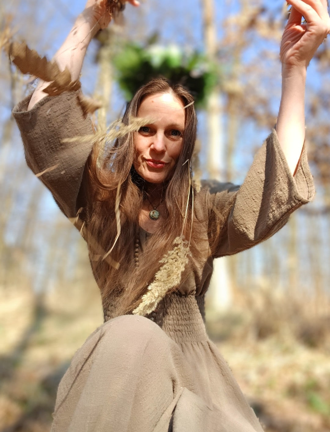 LESNÍ VÍLA V KHAKI ZELENÝCH MAXI ŠATECH