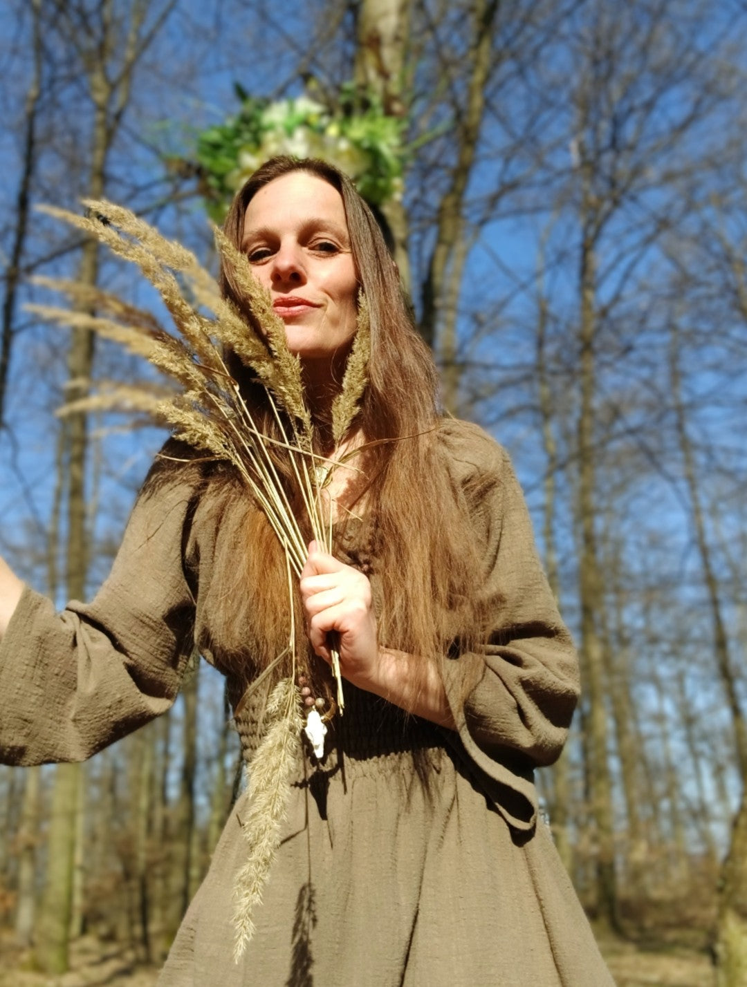 LESNÍ VÍLA V KHAKI ZELENÝCH MAXI ŠATECH