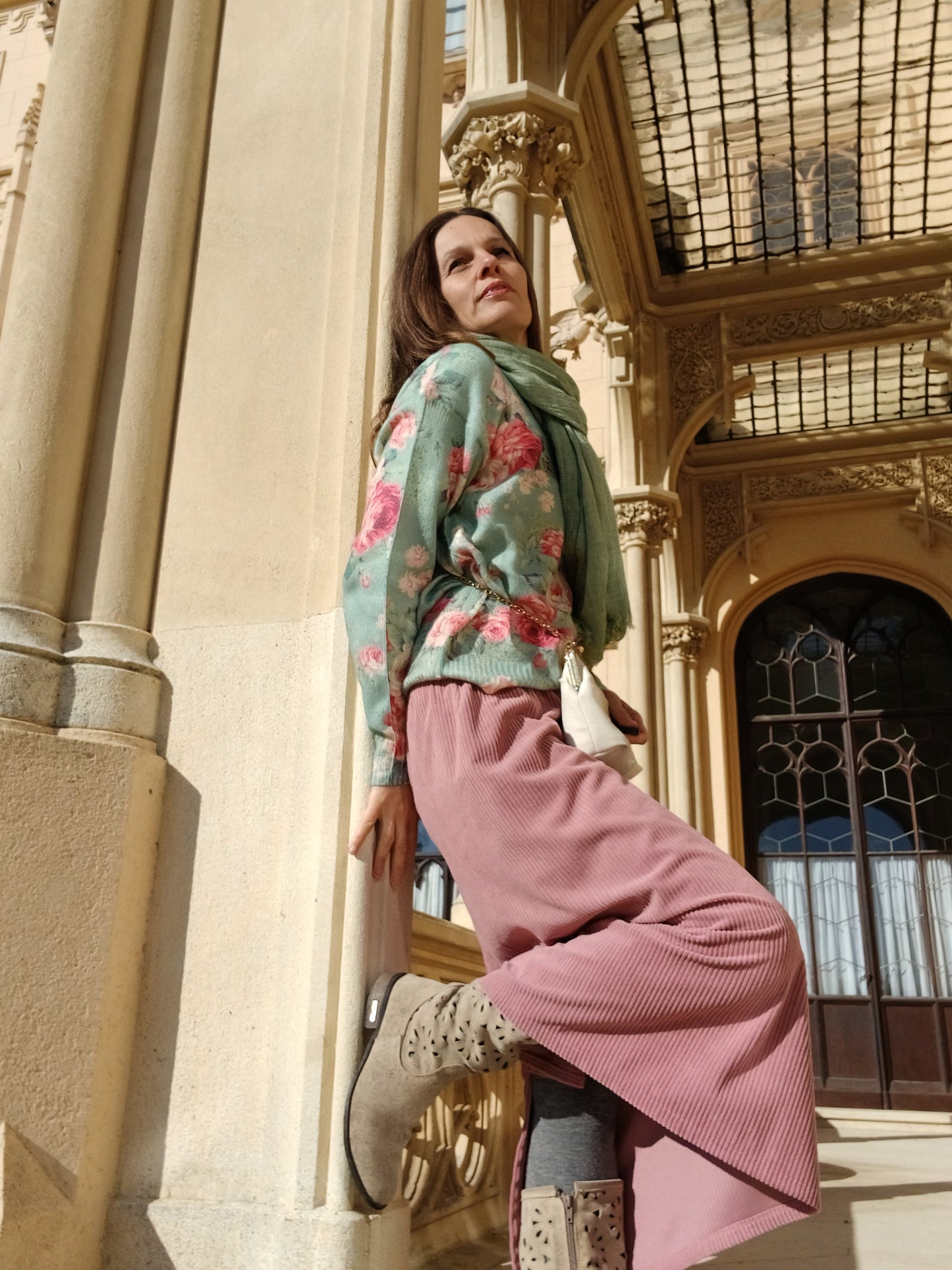 MANŠESTROVÁ SUKNĚ UŽŠÍHO STŘIHU STARORŮŽOVÁ