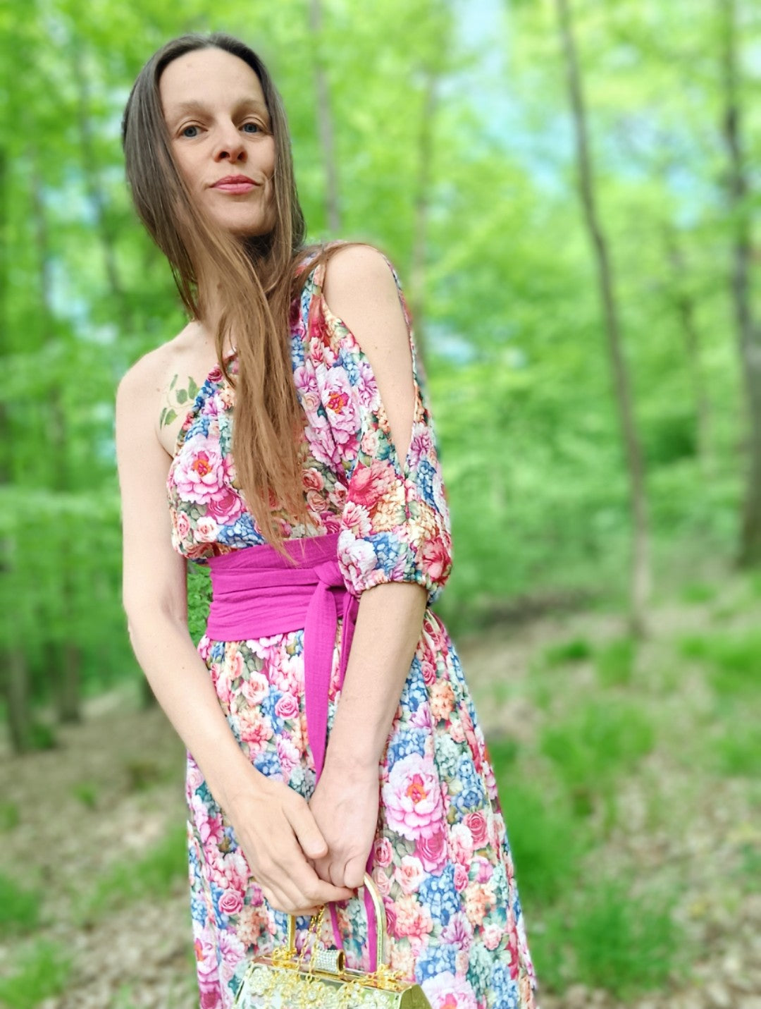 ASYMETRICKÉ PŮVABNÉ MAXI ŠATY S JEDNÍM RUKÁVEM