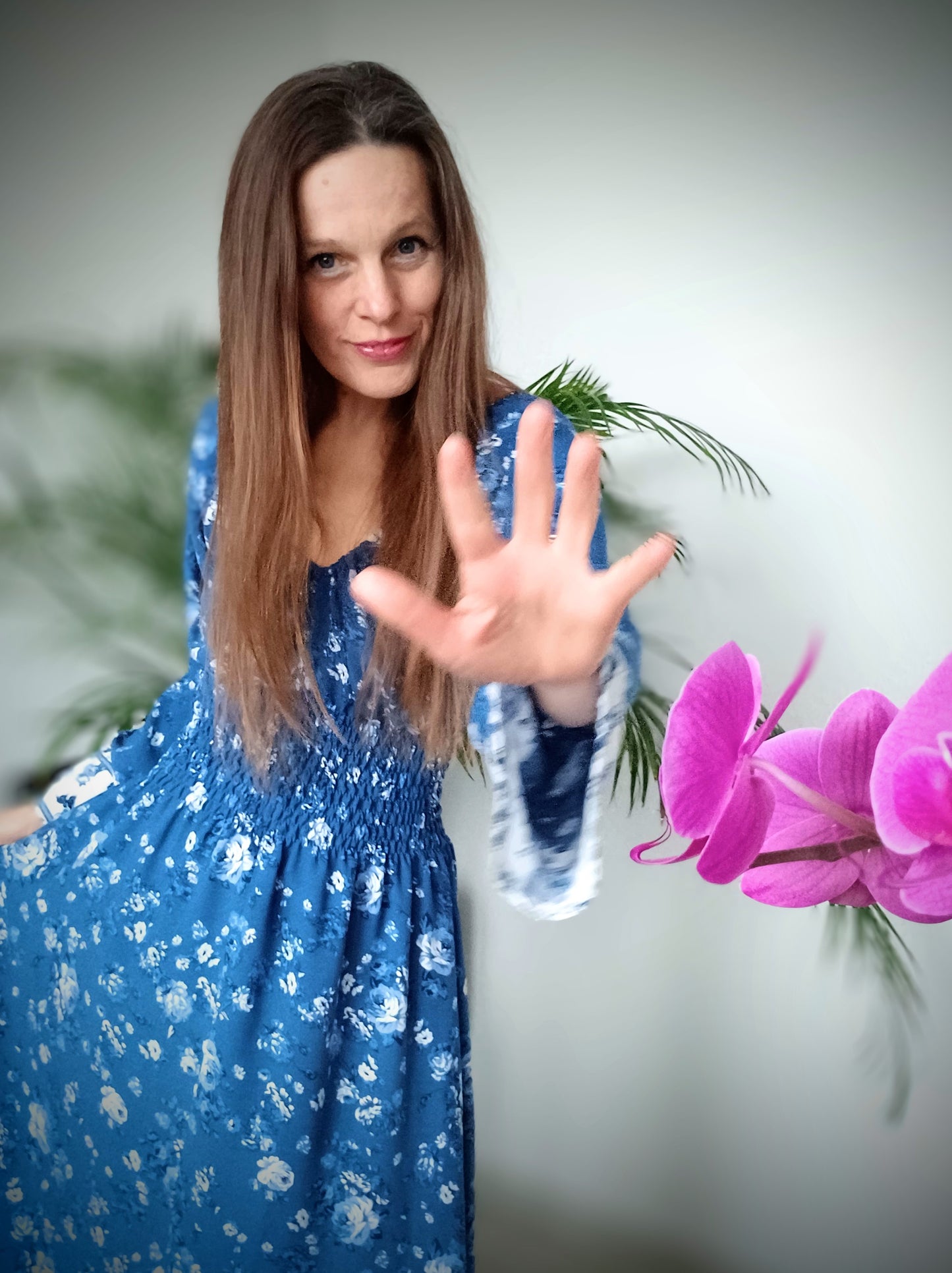 ÚCHVATNÉ BLUE ŠATY KVĚTINOVÉ S BORDUROU